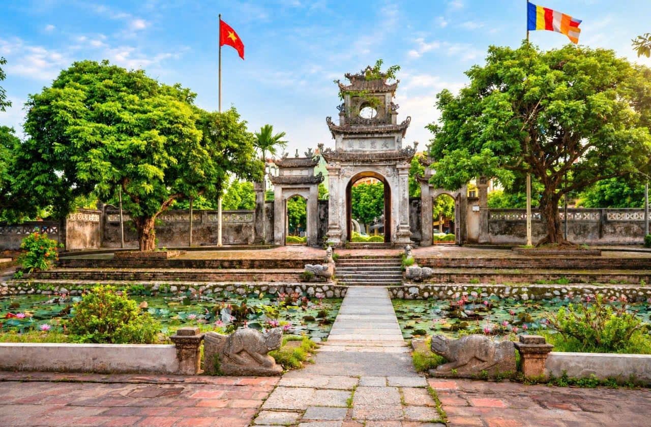 Tam quan Chùa Chuông và hồ sen