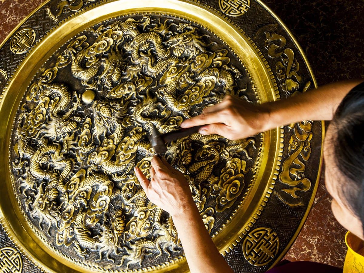 Nghệ nhân chạm khắc mâm đồng Đồng Xâm