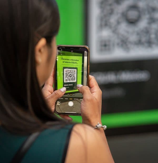 Quét mã QR bằng điện thoại