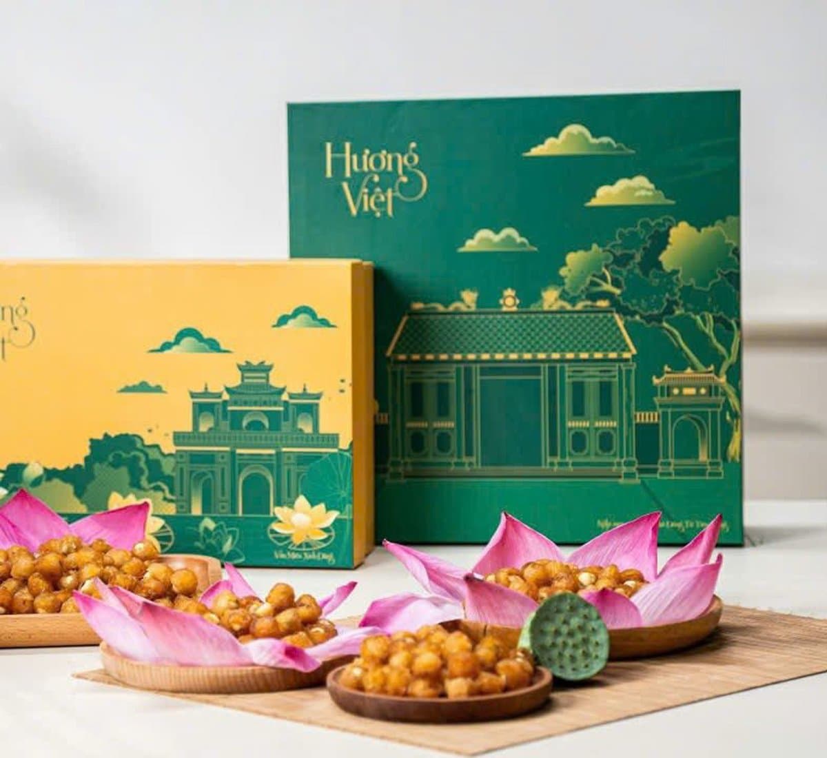 Hộp quà Hương Việt và long nhãn ôm sen trên cánh sen